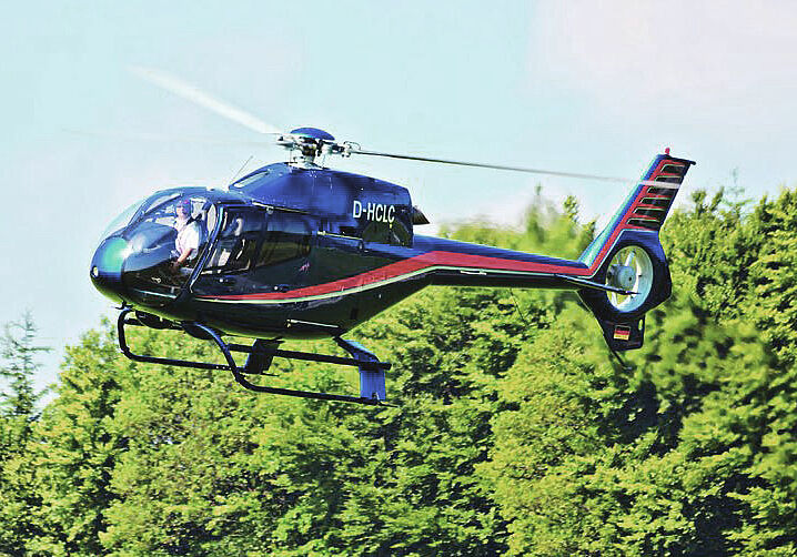 Bild eines einschwebenden Helikopters