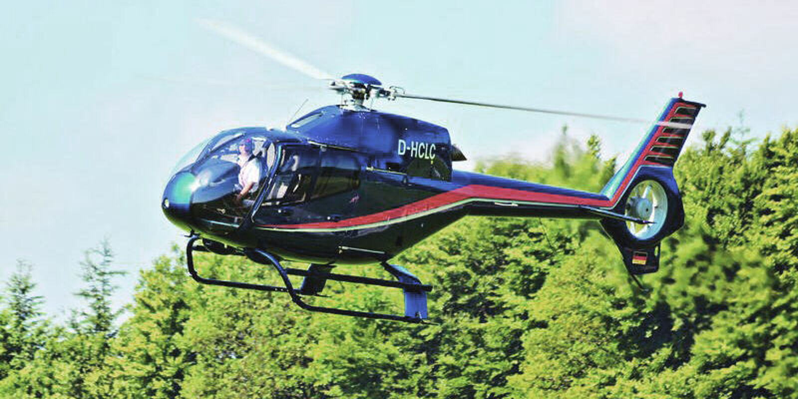 Bild eines einschwebenden Helikopters