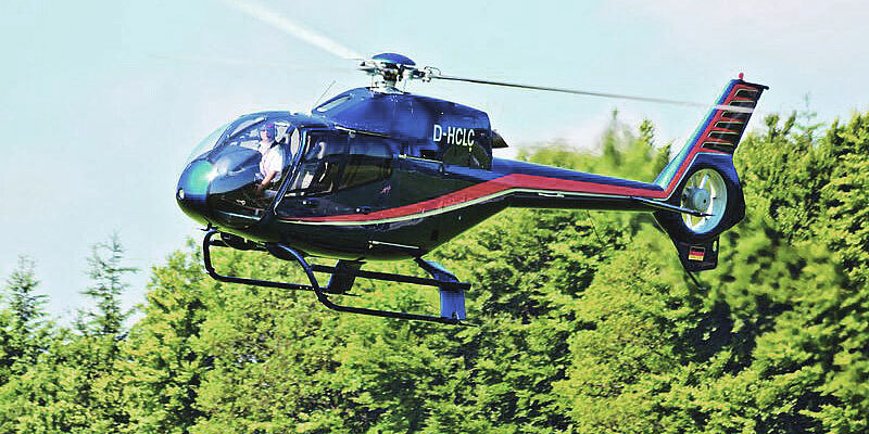 Bild eines einschwebenden Helikopters