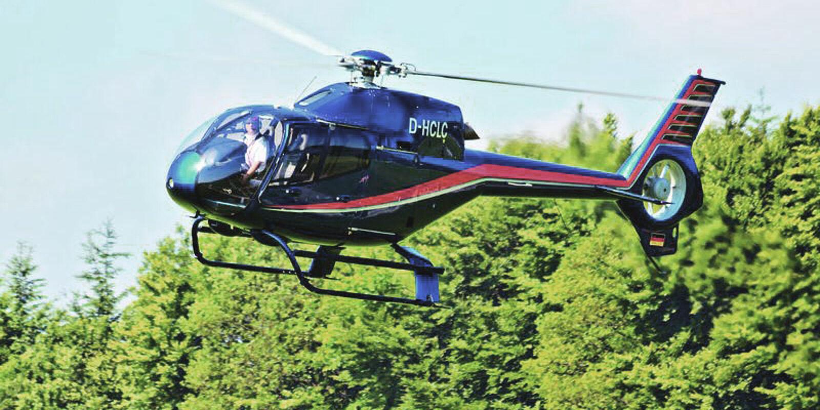Bild eines einschwebenden Helikopters