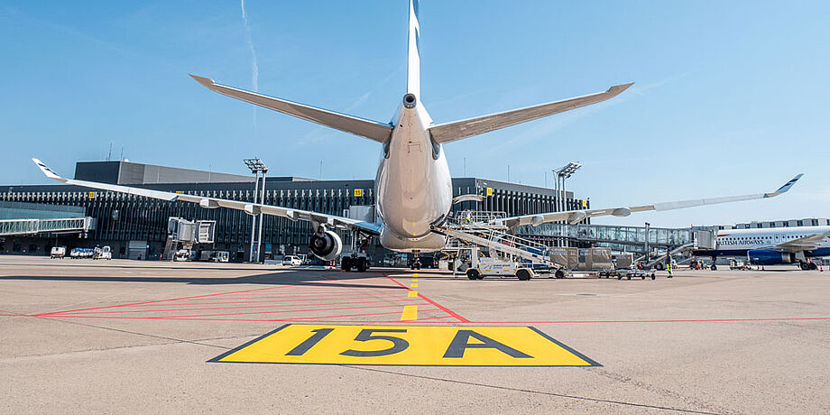 Ein Flugzeug auf dem Vorfeld