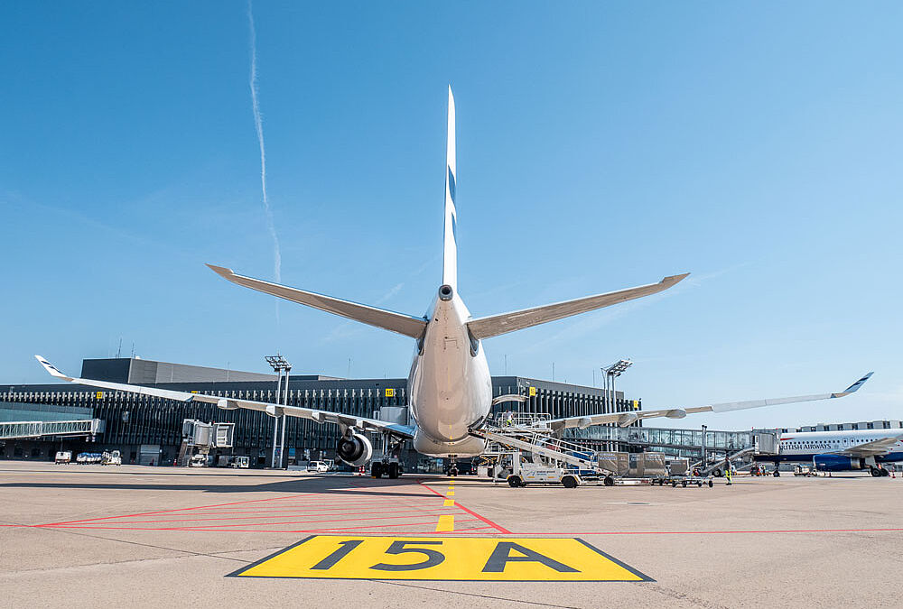 Ein Flugzeug auf dem Vorfeld