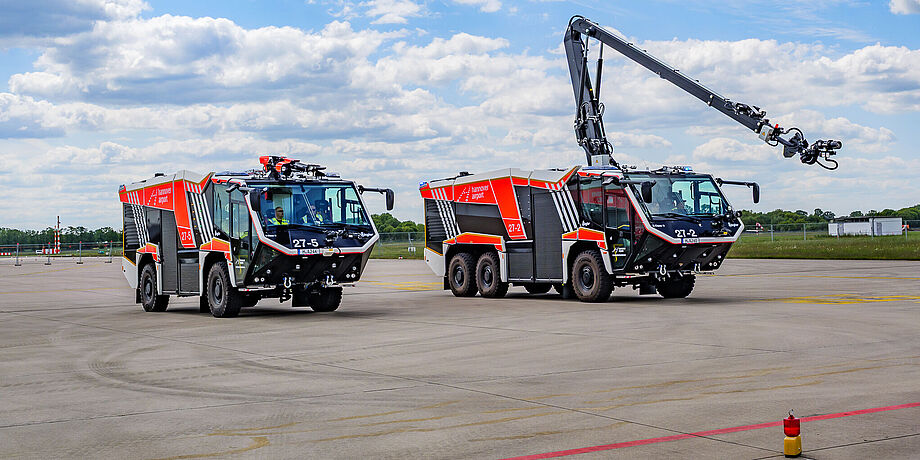 Zwei Feuerwehrfahrzeuge auf dem Vorfeld