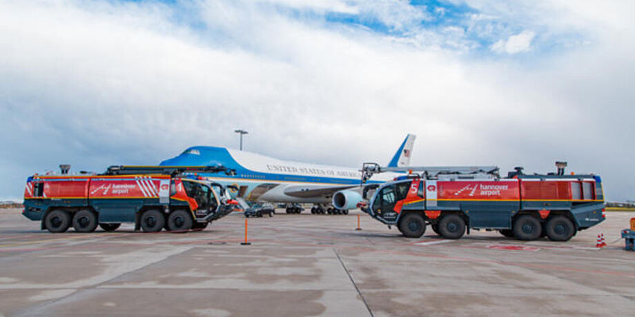 Zwei Großlöschfahrzeuge stehen vor der Airforce One