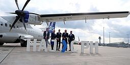Die Crew steht auf dem Vorfeld vor dem Luftfahrzeug