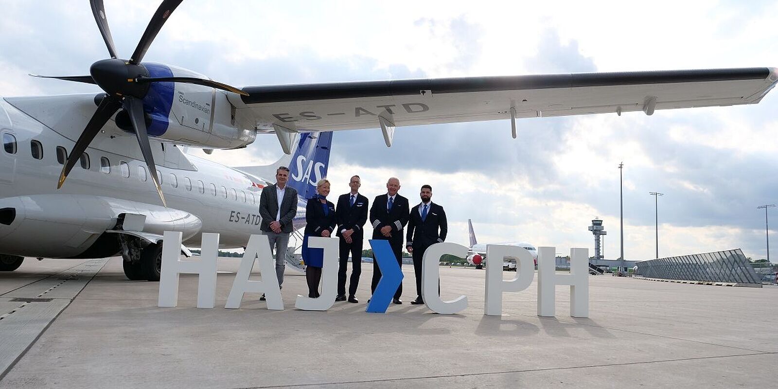 Die Crew steht auf dem Vorfeld vor dem Luftfahrzeug