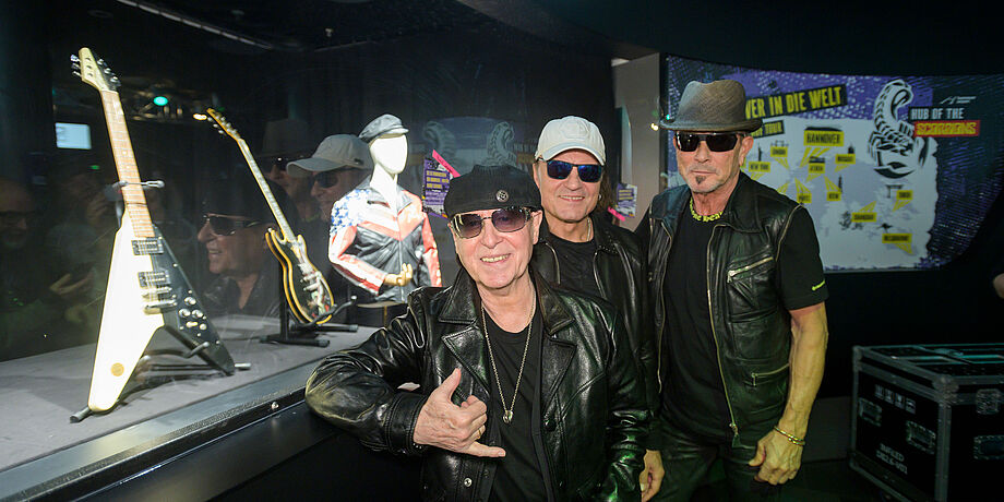 Klaus Meine mit seinen Bandkollegen Matthias Jabs und Rudolf Schenker bei der Eröffnung der Rockstage.