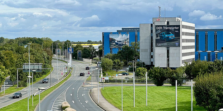 Werbefläche Mega Poster an der Abfahrt vom Flughafengebäude