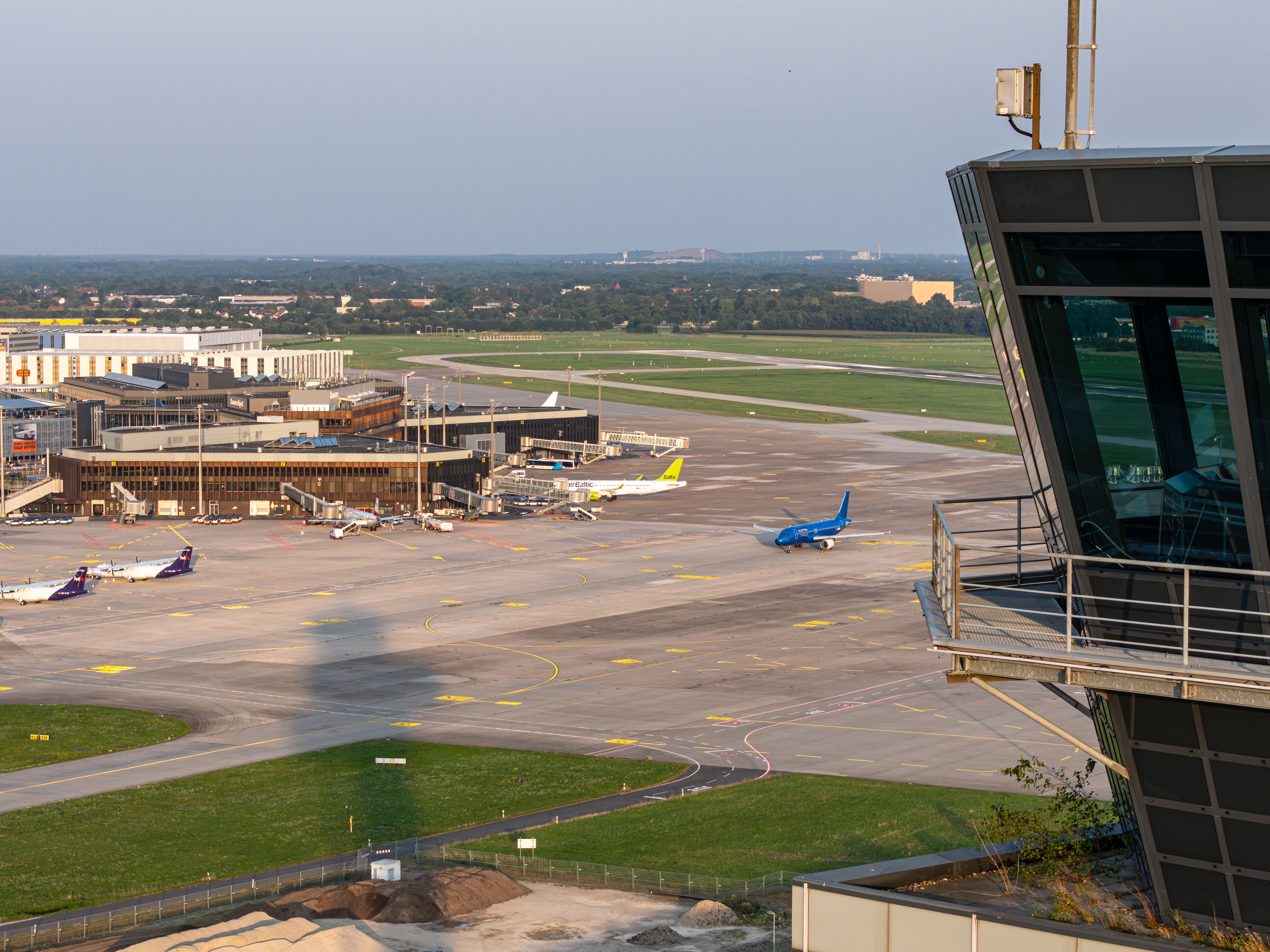 Ansicht vom Tower auf den Flughafen