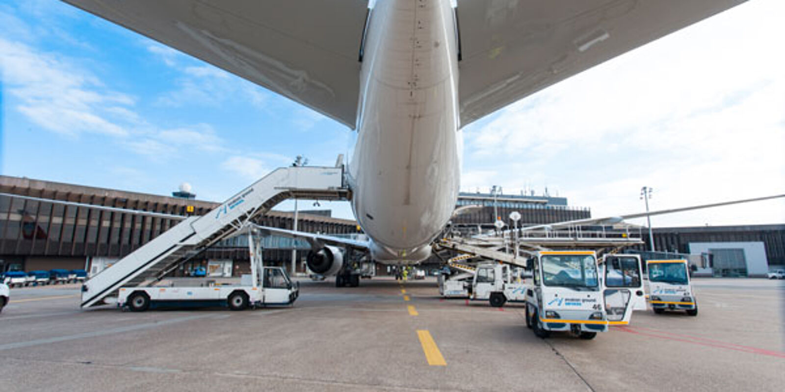 Flugzeug auf dem Vorfeld 
