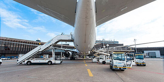 Flugzeug auf dem Vorfeld 