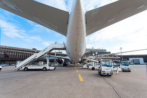 Flugzeug auf dem Vorfeld 