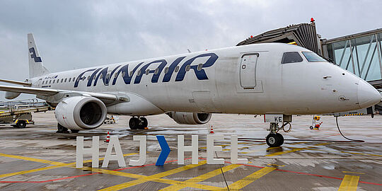 Buchstaben vor Finnair-Maschine