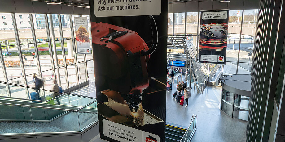 Werbefläche Roof Banner in der Ankunftebene