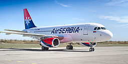 Eine Maschine der Air Serbia auf dem Vorfeld.