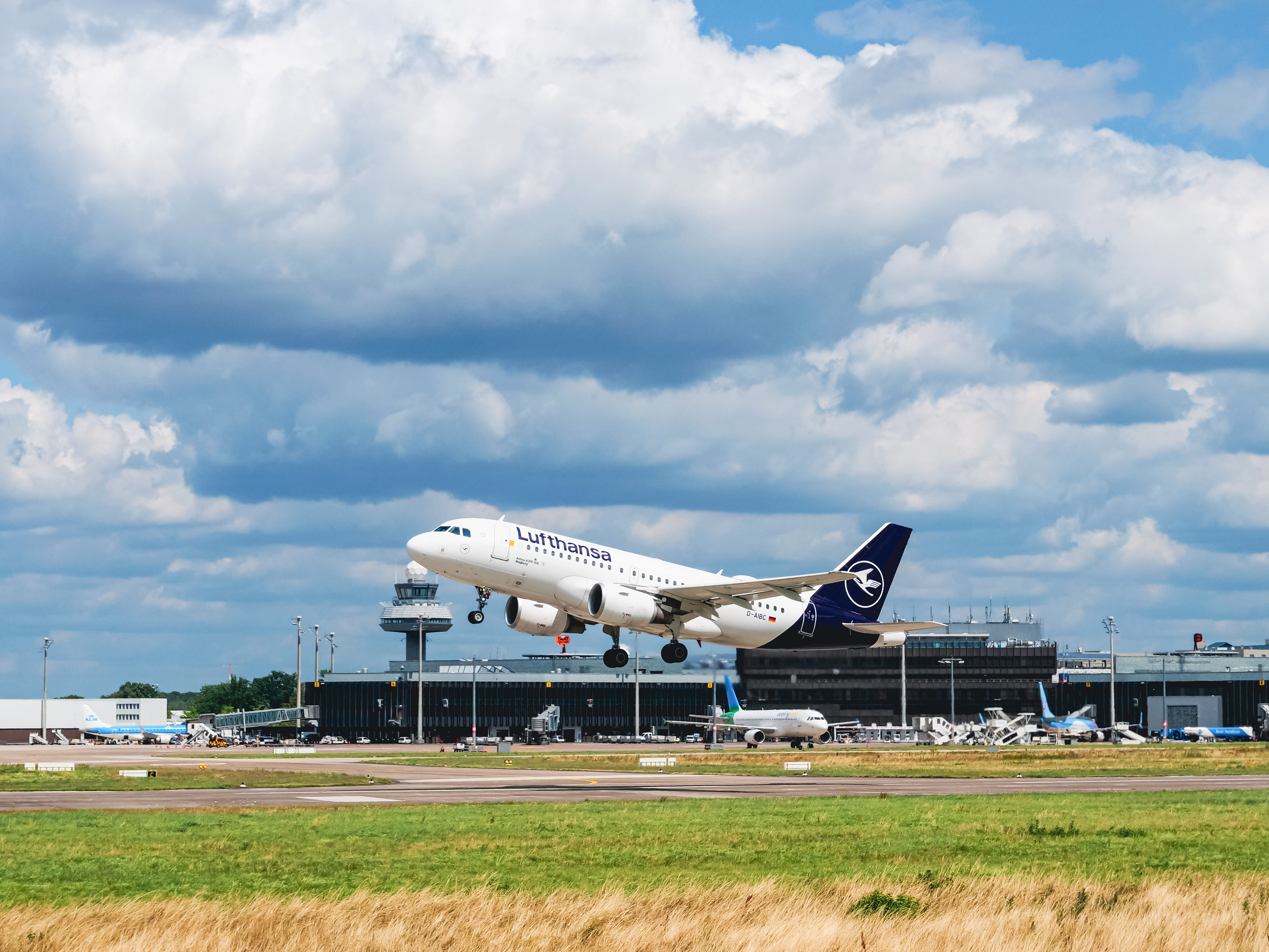 Ein Flugzeug kurz nach dem Start
