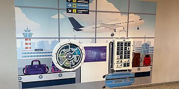 Kinderspielwand im Wartebereich im Terminal C