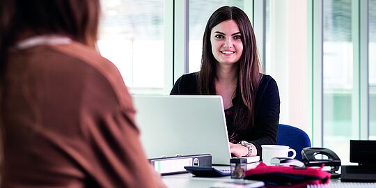 Frau vor Laptop