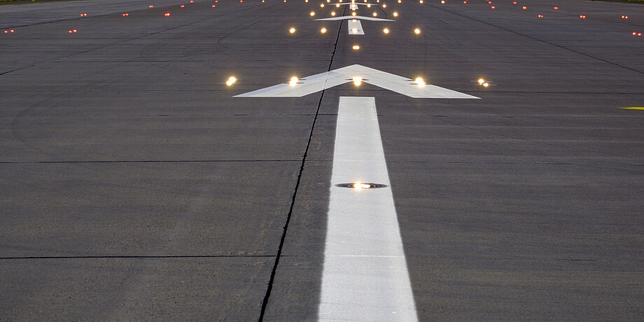 Foto der Landebahn mit Befeuerungslicht