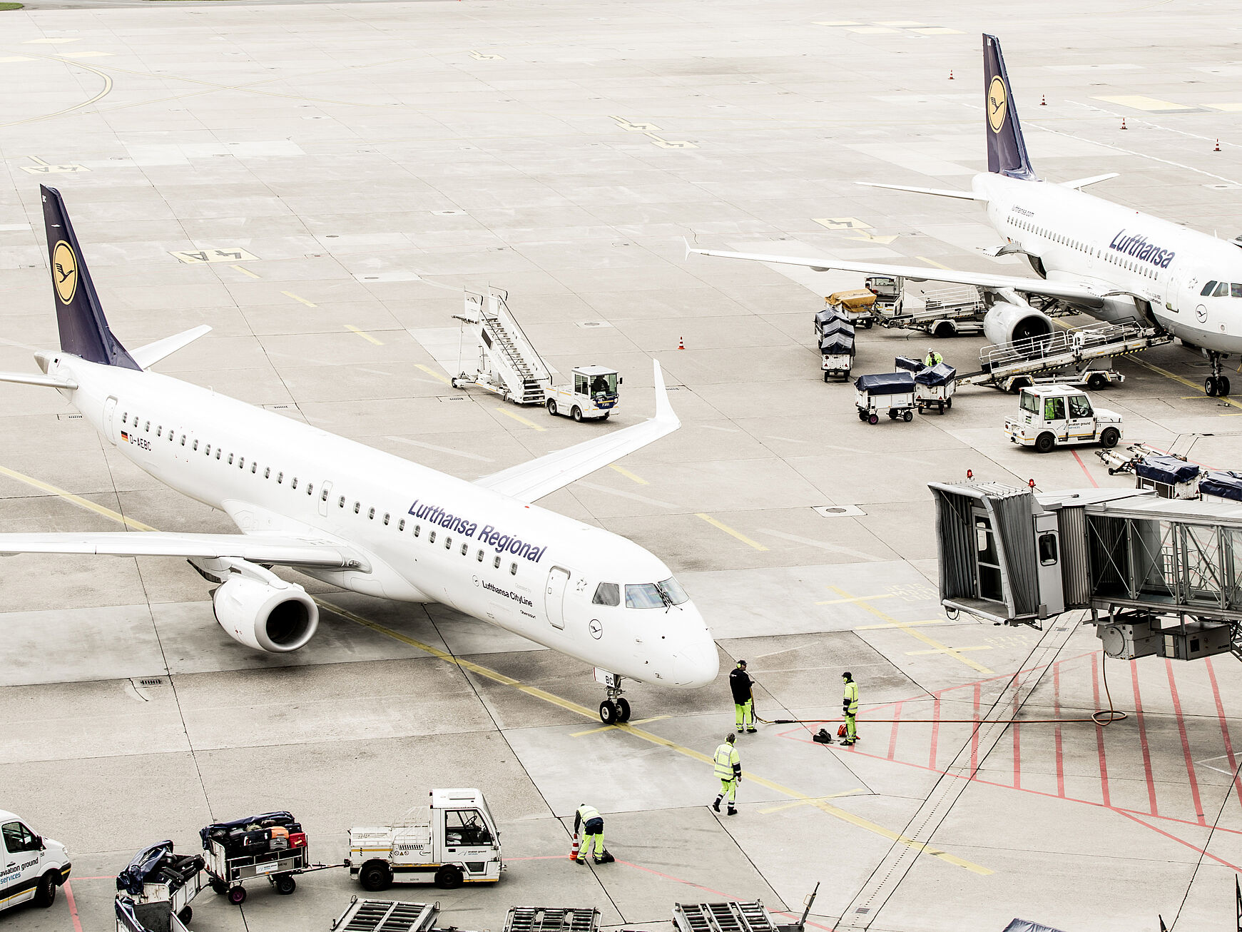 Aussicht auf zwei Flugzeuge, die auf dem Vorfeld stehen