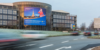 Riesenposter Außenansicht vom Parkhaus 3 mit großer Werbefläche