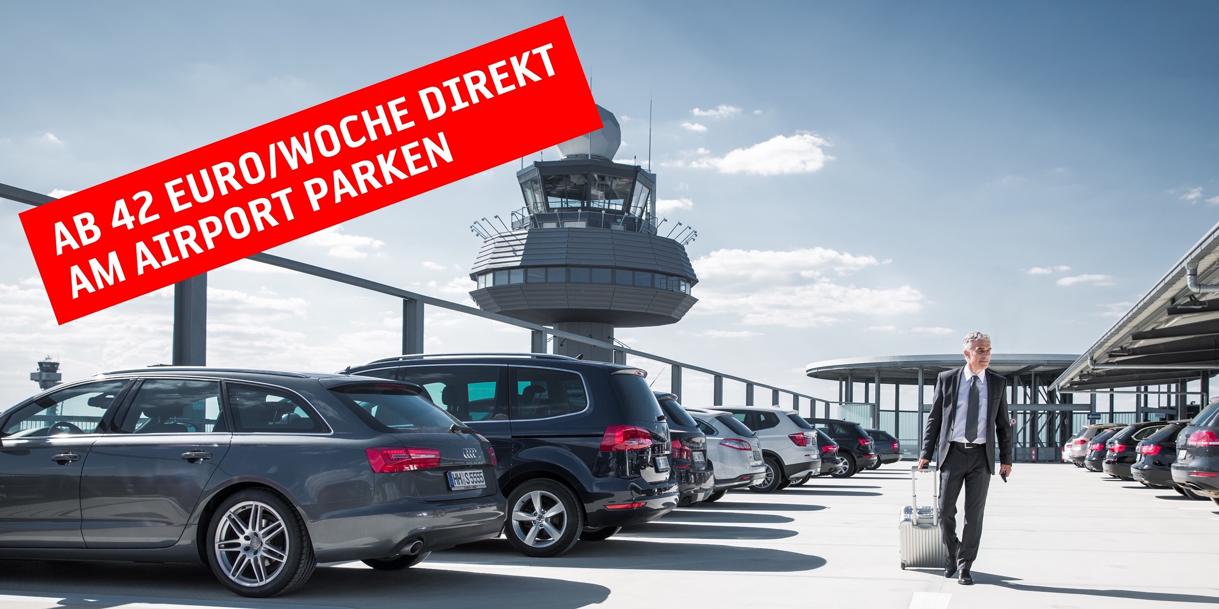 Mann mit Koffer im Parkhaus